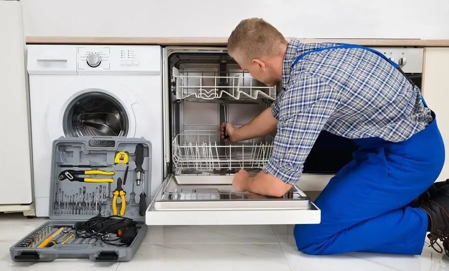 İzmit İmmergas servisi teknisyen ekibi beyaz eşya tamiri yaparken